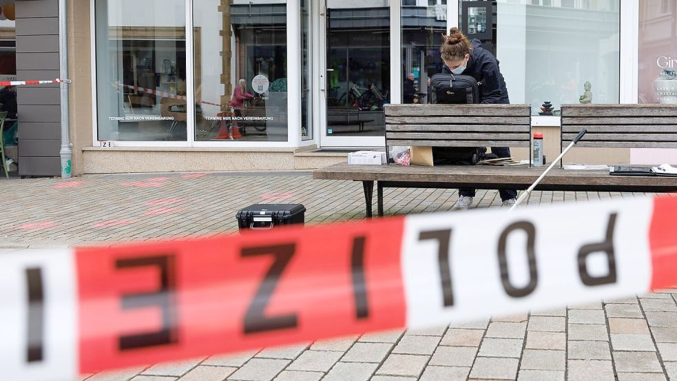 Eine Polizeibeamtin der Kriminaltechnik steht an einem abgesperrten Tatort. Foto: Friso Gentsch/dpa