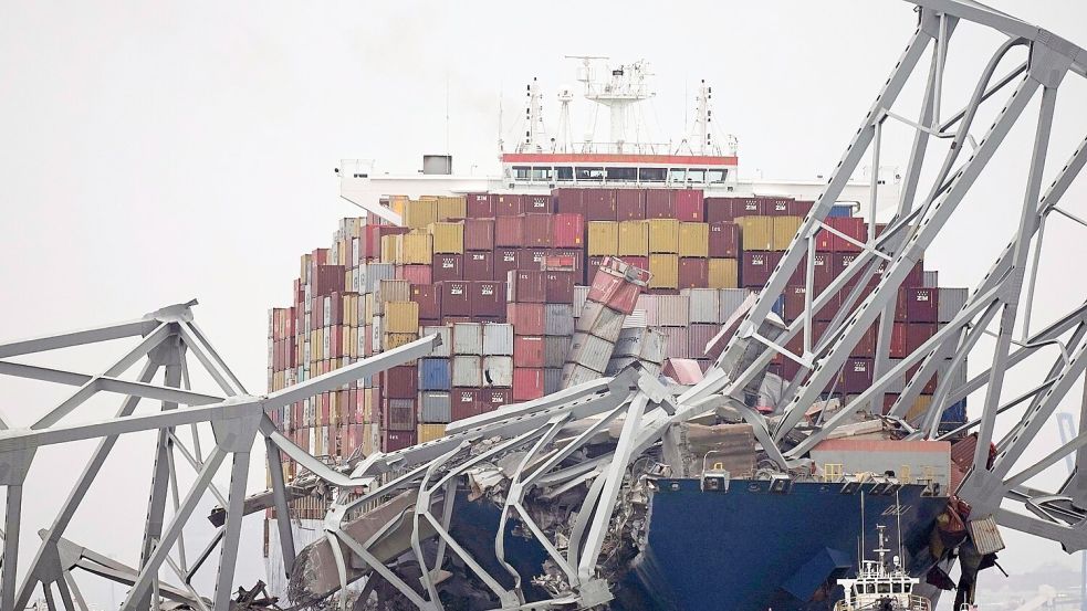 Das Containerschiff steckt unter einem Teil der Francis Scott Key Bridge fest. Foto: Steve Helber/AP/dpa