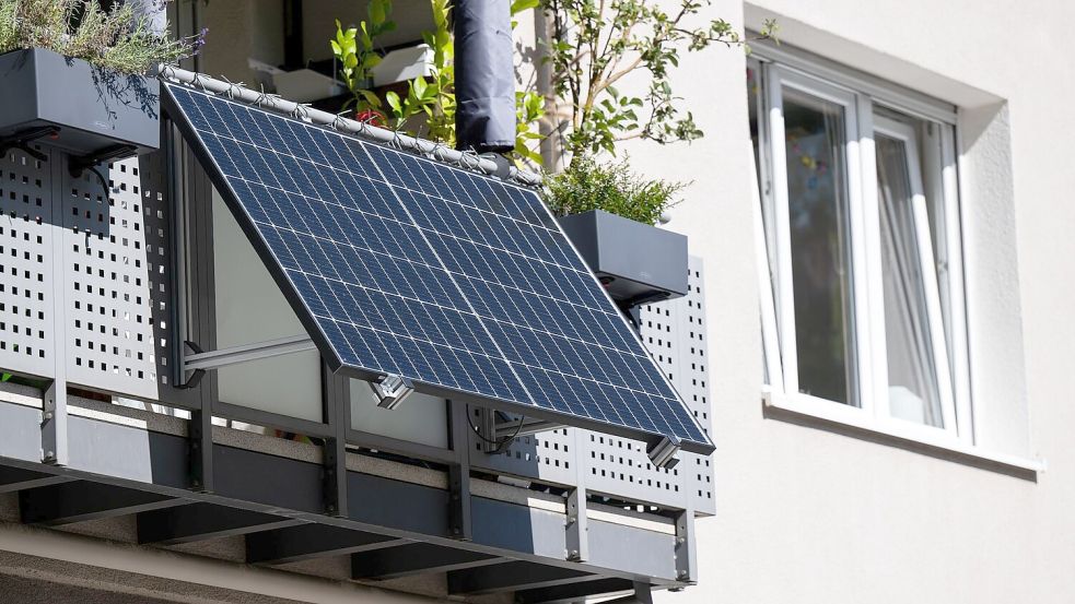 Stecker-Solaranlagen für den Balkon können die eigene Stromrechnung senken. Ihre Zahl ist zuletzt stark gestiegen. Foto: Sven Hoppe/dpa