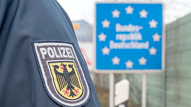 Eine Personenkontrolle der Bundespolizei an der niederländischen Grenze überführte eine verurteilte Diebin. Symbolfoto: Bundespolizei