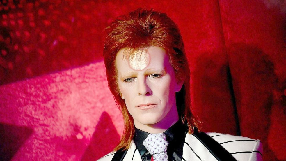 Nur aus Wachs - aber der „Mullet“ sitzt: Die Figur von David Bowie/Ziggy Stadust bei Madame Tussauds in Berlin trägt Vokuhila. Foto: Britta Pedersen/dpa-Zentralbild/dpa