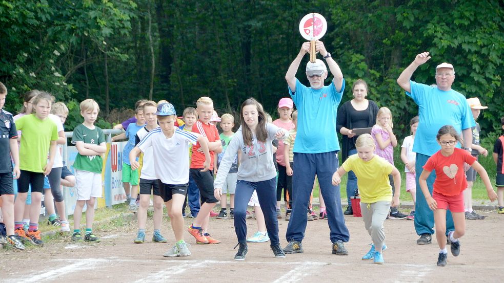 Beim Tag des Sportabzeichens gehen jährlich mehrere Hundert Brookmerlander Grundschüler an den Start. Foto: Thomas Dirks
