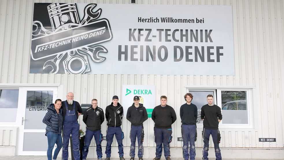 Isabell und Heino Denef (von links) und das Team von KFZ-Technik Heino Denef freuen sich über den Umzug in die größere Werkstatt. Fotos: Meyer