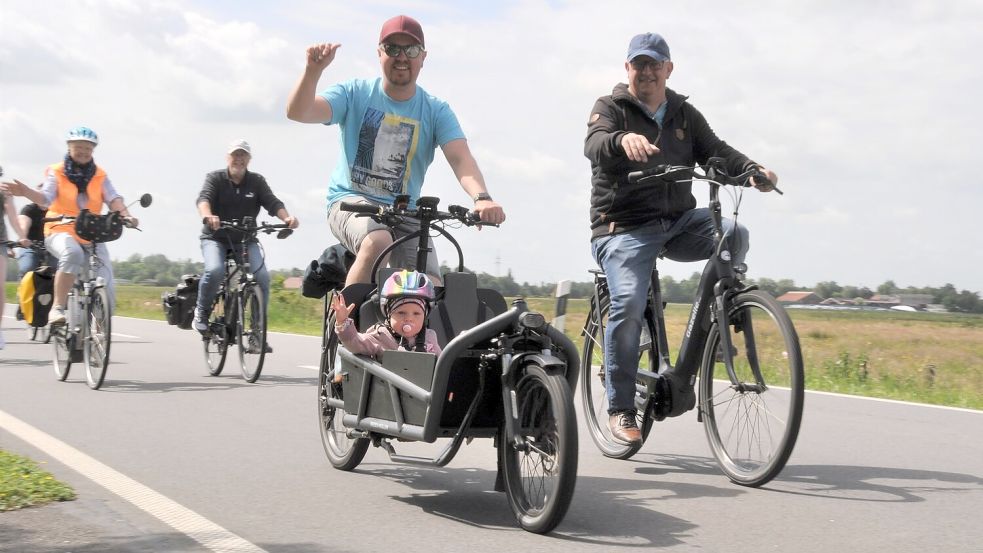 2022 waren Groß und Klein bei der Fahrraddemo auf der Landesstraße 1 zwischen Oldersum und Riepe unterwegs. Foto: Kim Hüsing