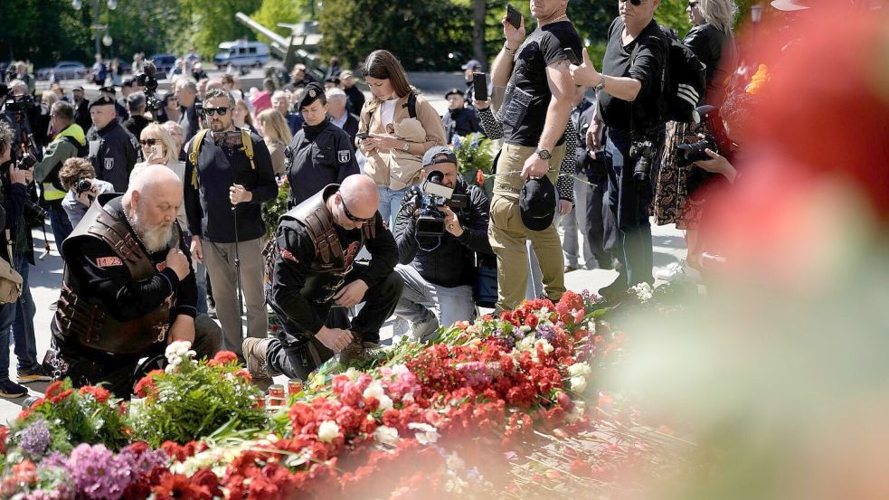 Mitglieder der russisch-nationalistischen Rockergruppe „Nachtwölfe“ legen 9. Mai 2023 Blumen am Sowjetischen Ehrenmal im Tiergarten in Berlin nieder. Foto: Markus Schreiber/AP/dpa