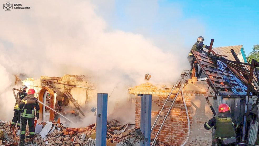 Rettungskräfte sind nach einem russischen Raketenangriff in der Region Kiew an einem beschädigten Gebäude im Einsatz. Foto: Uncredited/Ukrainian Emergency Service/AP