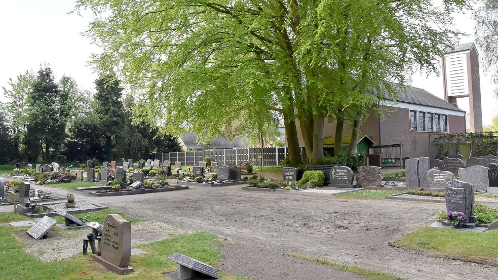 Auf dieser Fläche mitten auf dem Rechtsupweger Friedhof soll die Urnengemeinschaftsanlage entstehen. Foto: Thomas Dirks