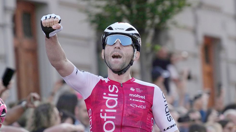 Benjamin Thomas jubelt über seinen Sieg bei der fünften Giro-Etappe. Foto: Gian Mattia D’Alberto/LaPresse/AP/dpa