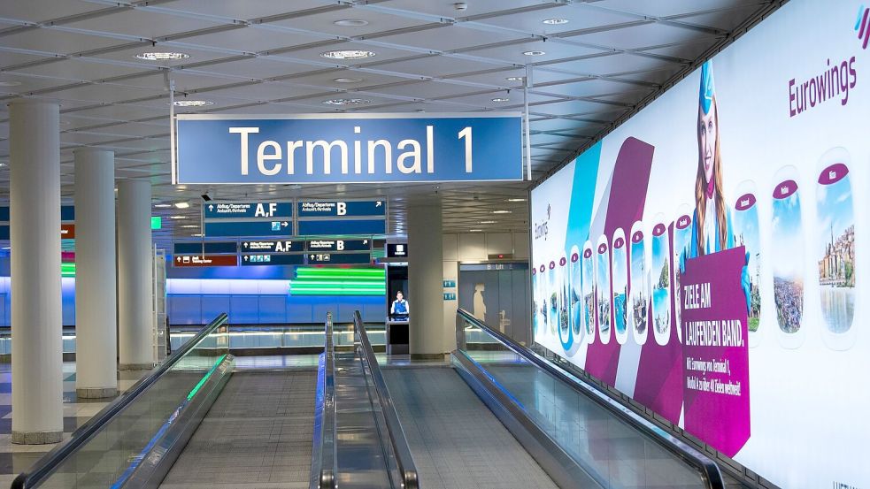 Fast menschenleer zeigt sich das Terminal 1 am Flughafen München, nachdem es zwischenzeitlich wegen einer Personenfahndung geräumt wurde. Foto: Sven Hoppe/dpa