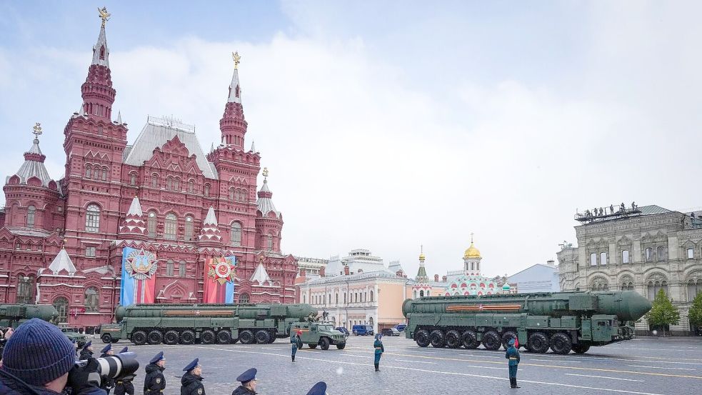 Russische ballistische RS-24 Yars-Raketen sind während der Militärparade auf dem Roten Platz zu sehen. Foto: Alexander Zemlianichenko/AP/dpa