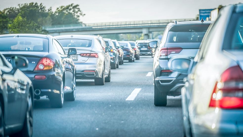 Über das lange Wochenende müssen Autofahrer laut Autofahrer mit Stau und stockendem Verkehr rechnen. Foto: IMAGO/Steinsiek.ch