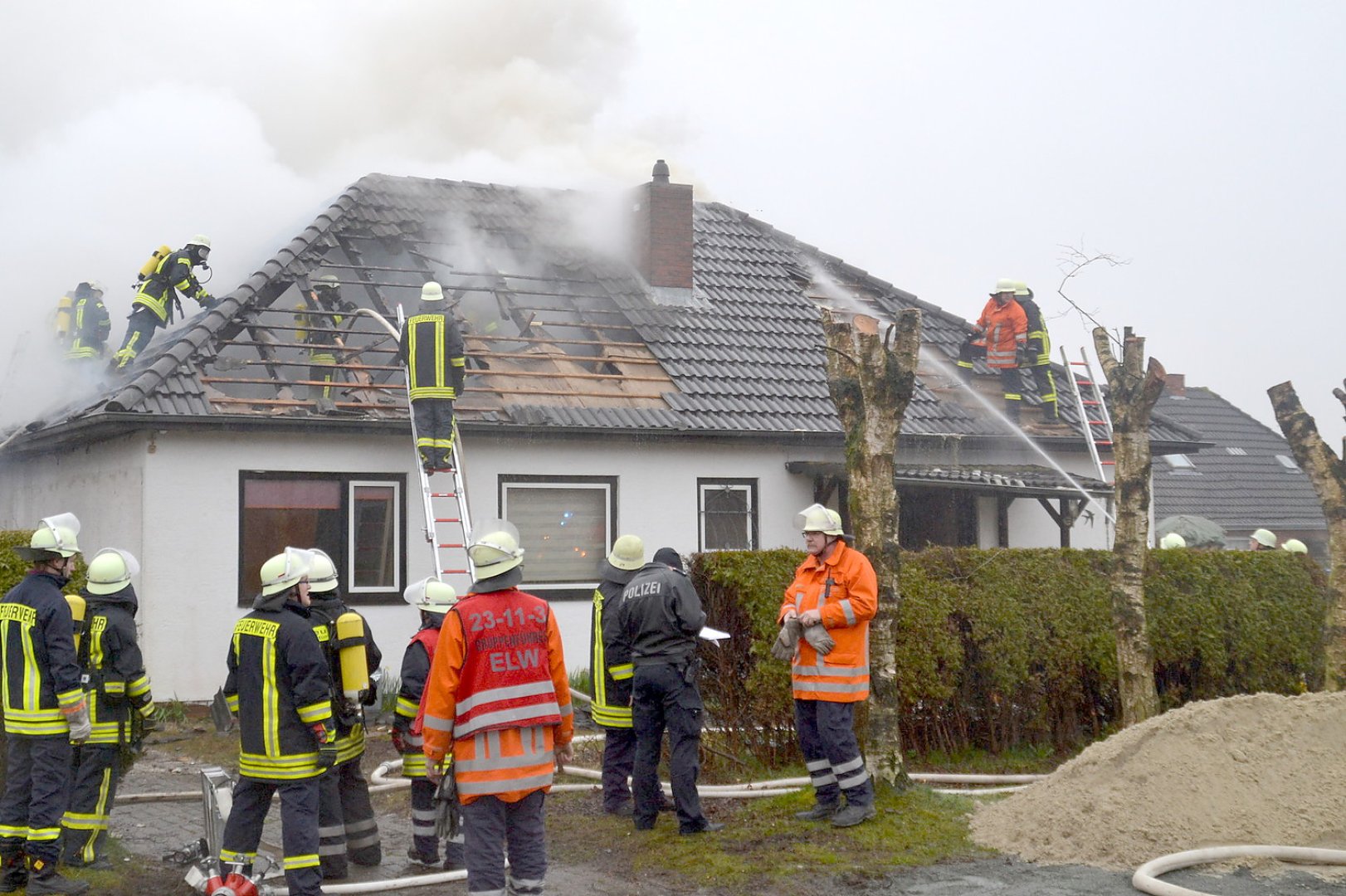Haus in Moordorf bei Feuer zerstört - Bild 1