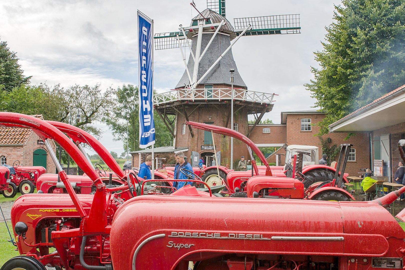 Porsche-Trecker-Treffen Leezdorf - Bild 1