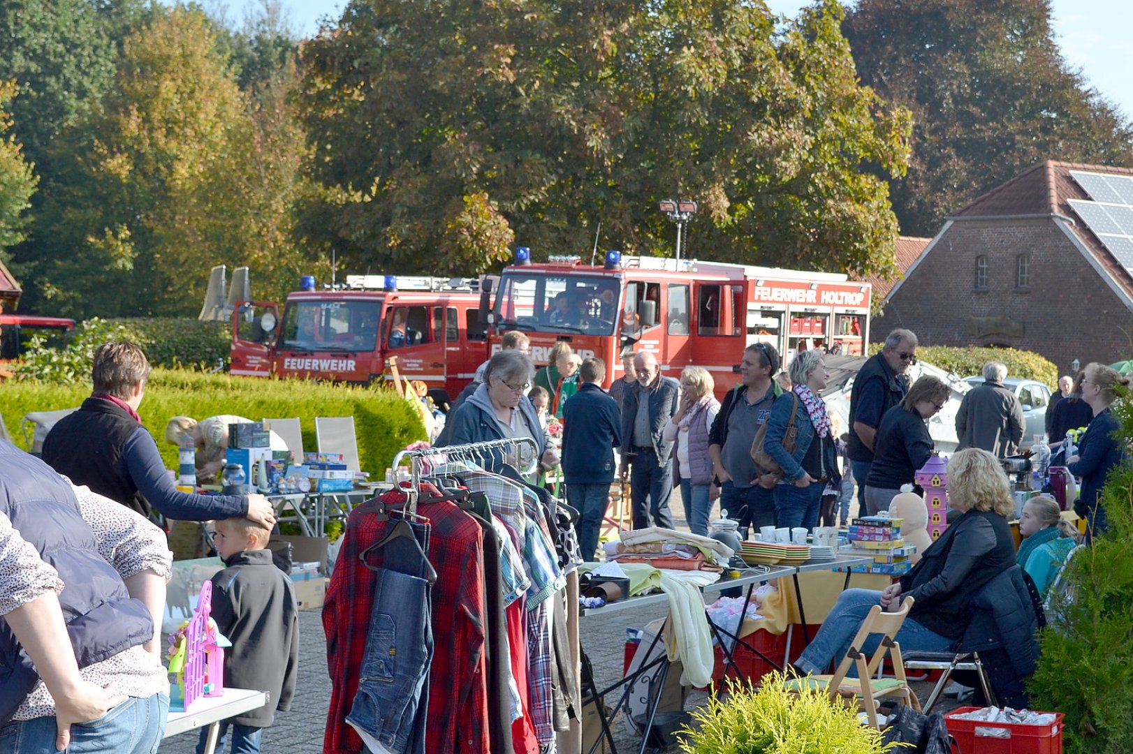 Flohmarkt der Feuerwehr Holtrop - Bild 1