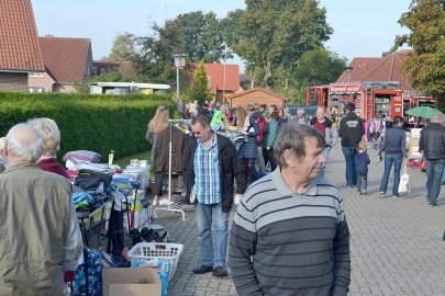 Flohmarkt der Feuerwehr Holtrop - Bild 2
