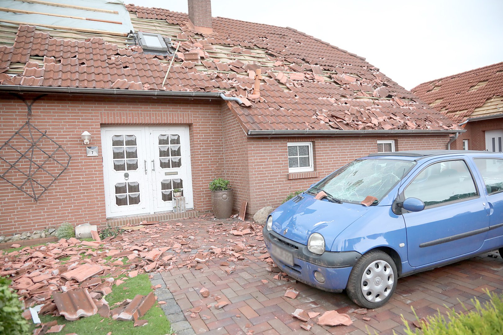 Aufräumen nach Tornado in Großheide - Bild 1