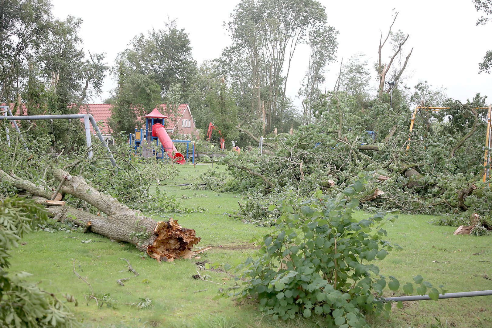 Aufräumen nach Tornado in Großheide - Bild 5