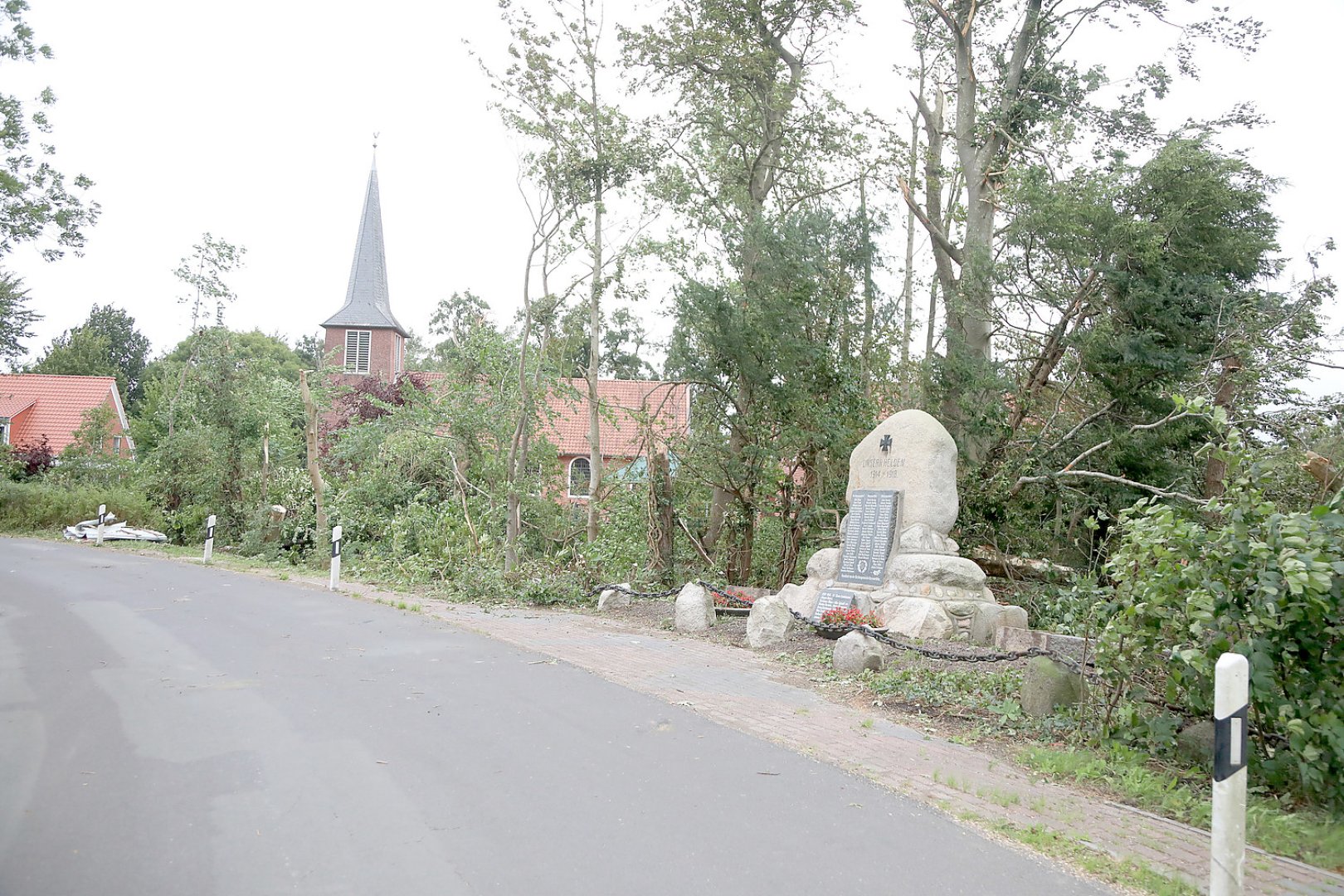 Aufräumen nach Tornado in Großheide - Bild 10