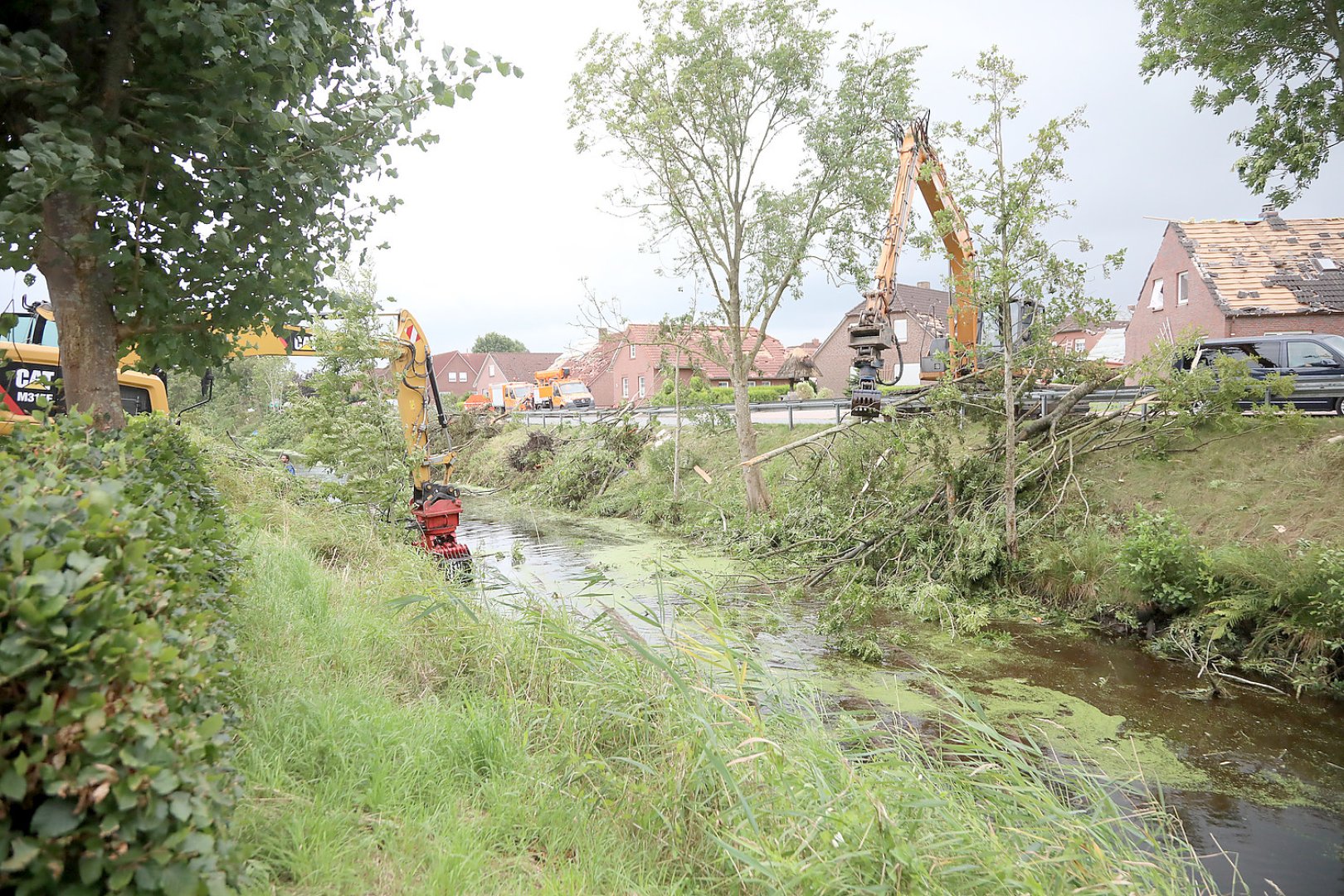 Aufräumen nach Tornado in Großheide - Bild 12