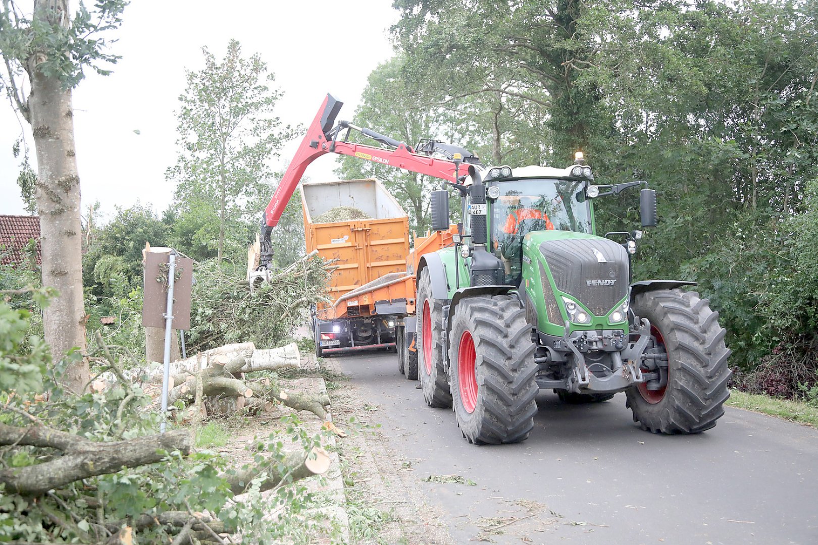 Aufräumen nach Tornado in Großheide - Bild 16