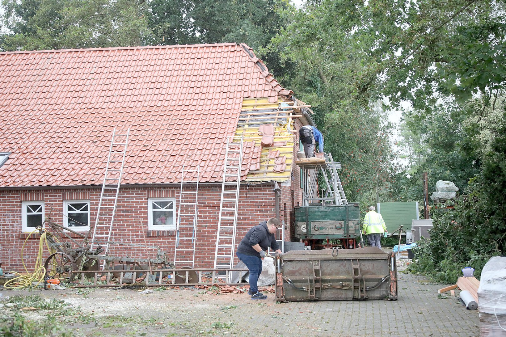 Aufräumen nach Tornado in Großheide - Bild 19