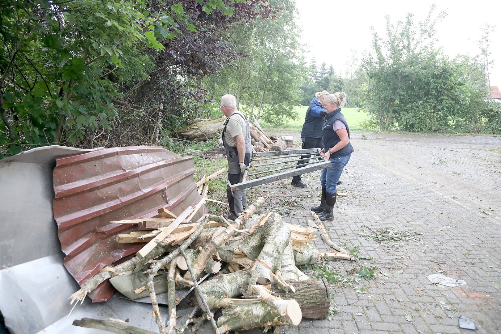 Aufräumen nach Tornado in Großheide - Bild 20