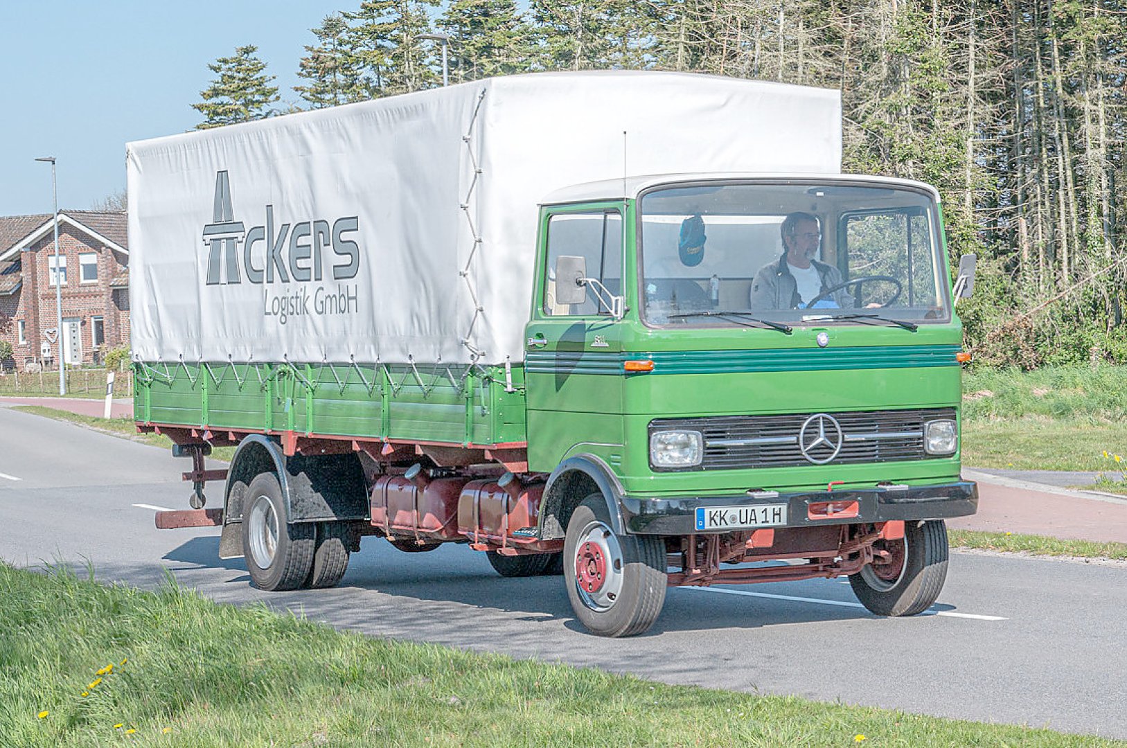 140 Oldtimer tourten durch Ostfriesland - Bild 1