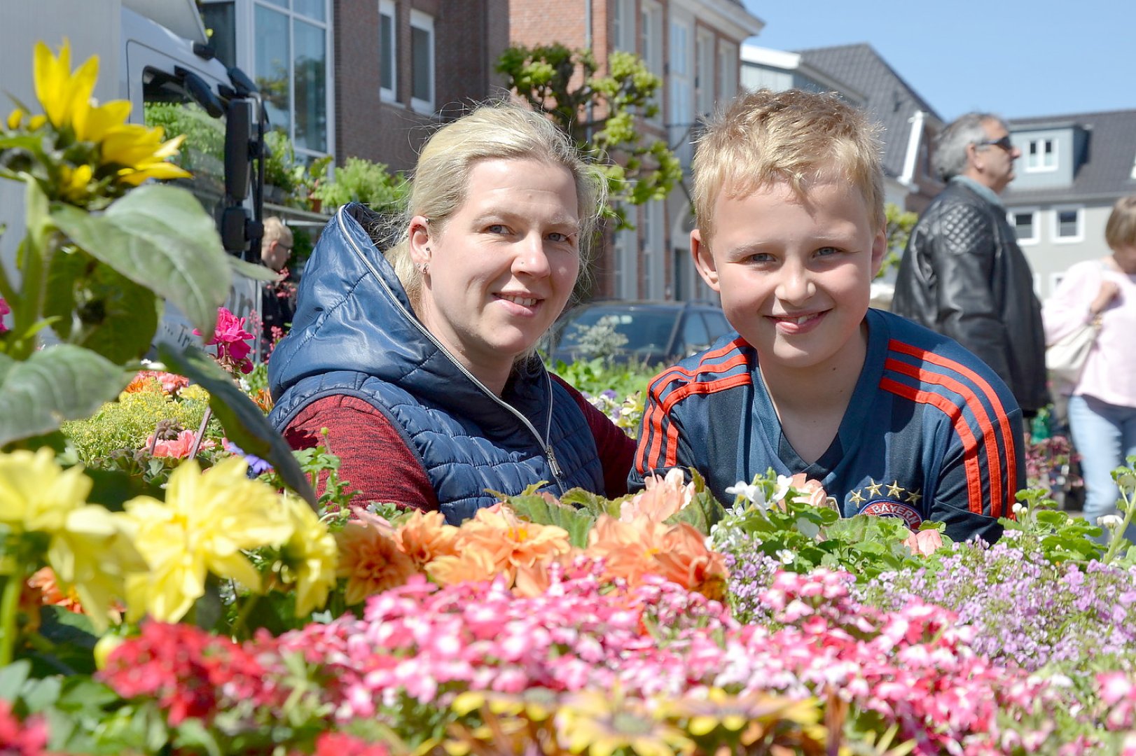 Zwischen bunten Blumen - Bild 1