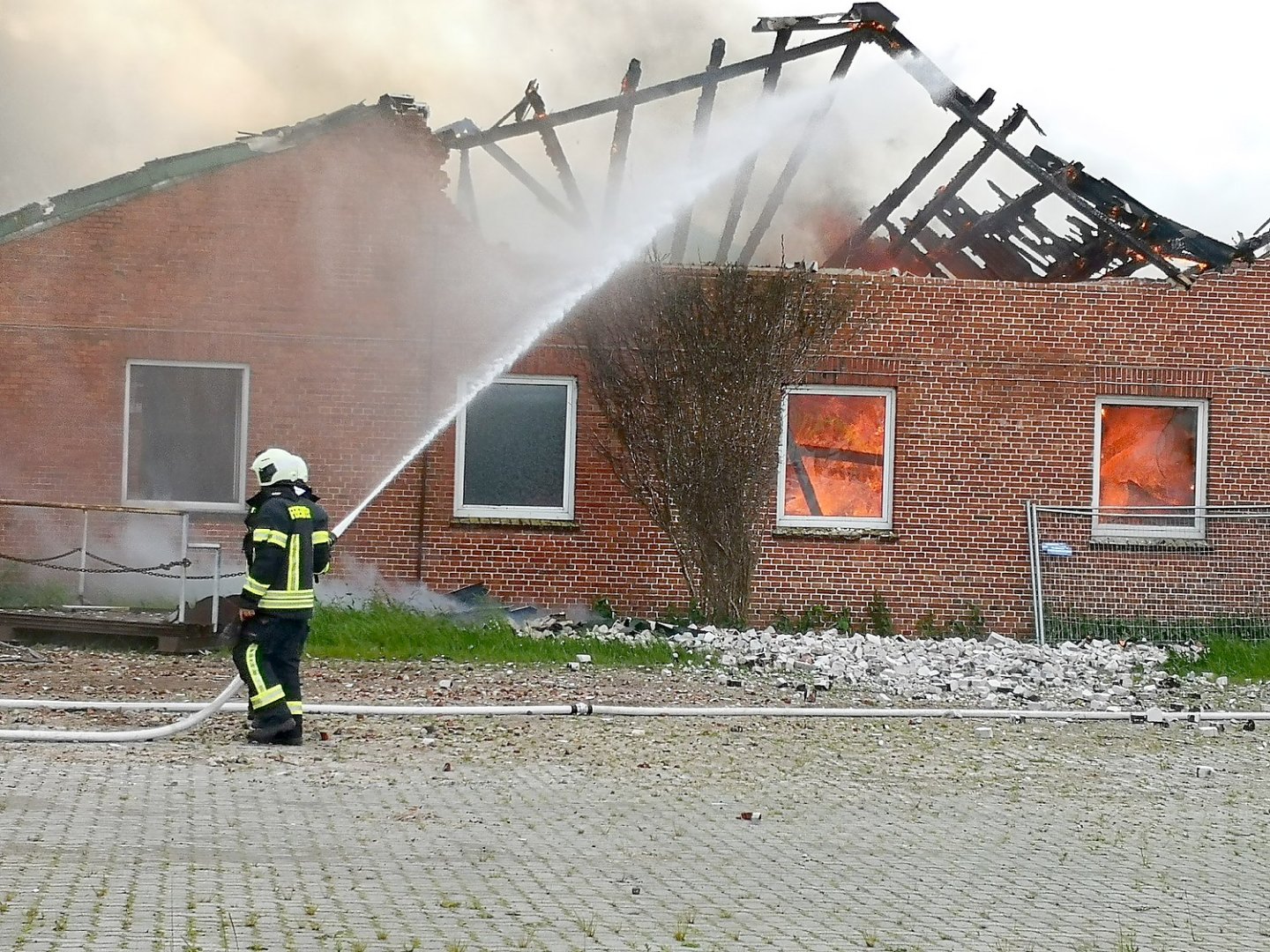 Dunkle Rauchwolken über Auricher Innenstadt - Bild 2