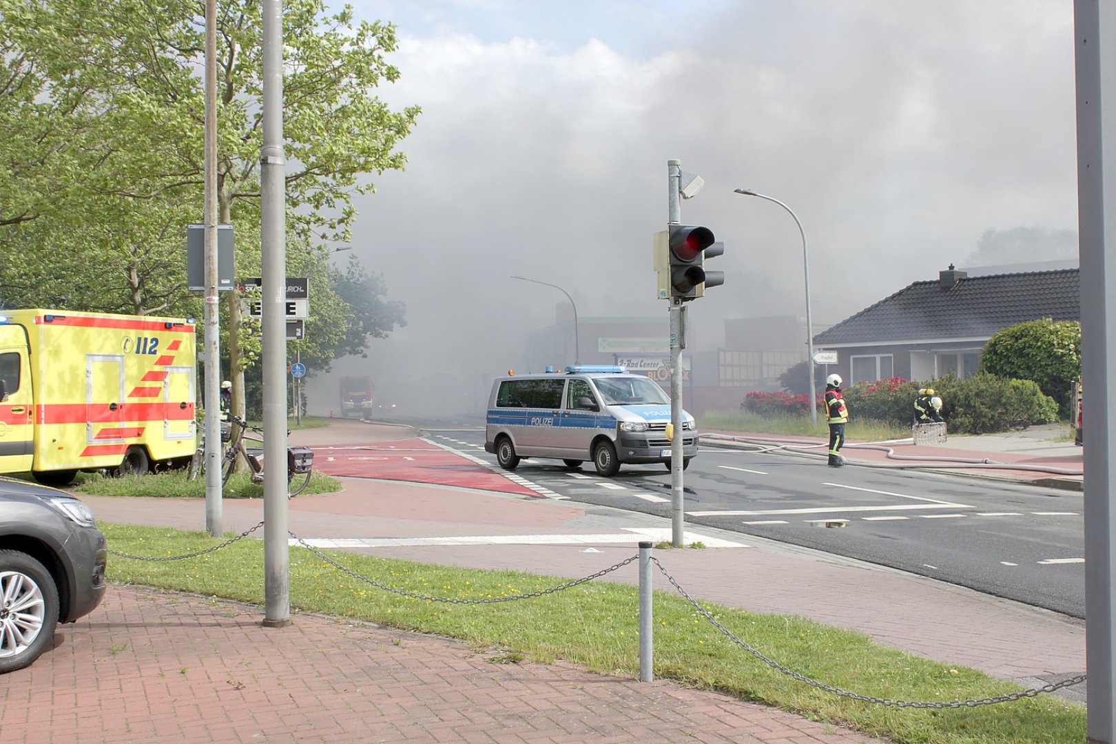 Dunkle Rauchwolken über Auricher Innenstadt - Bild 10