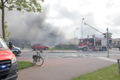 Dunkle Rauchwolken über Auricher Innenstadt - Bild 11