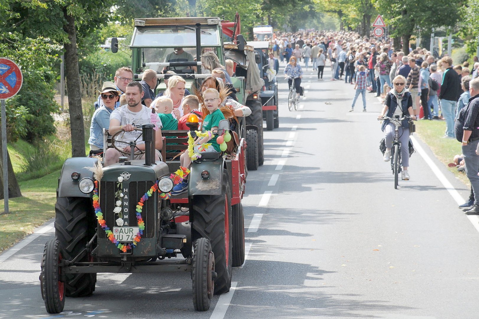 Bunter Korso bei den Münkeboer Festtagen - Bild 1