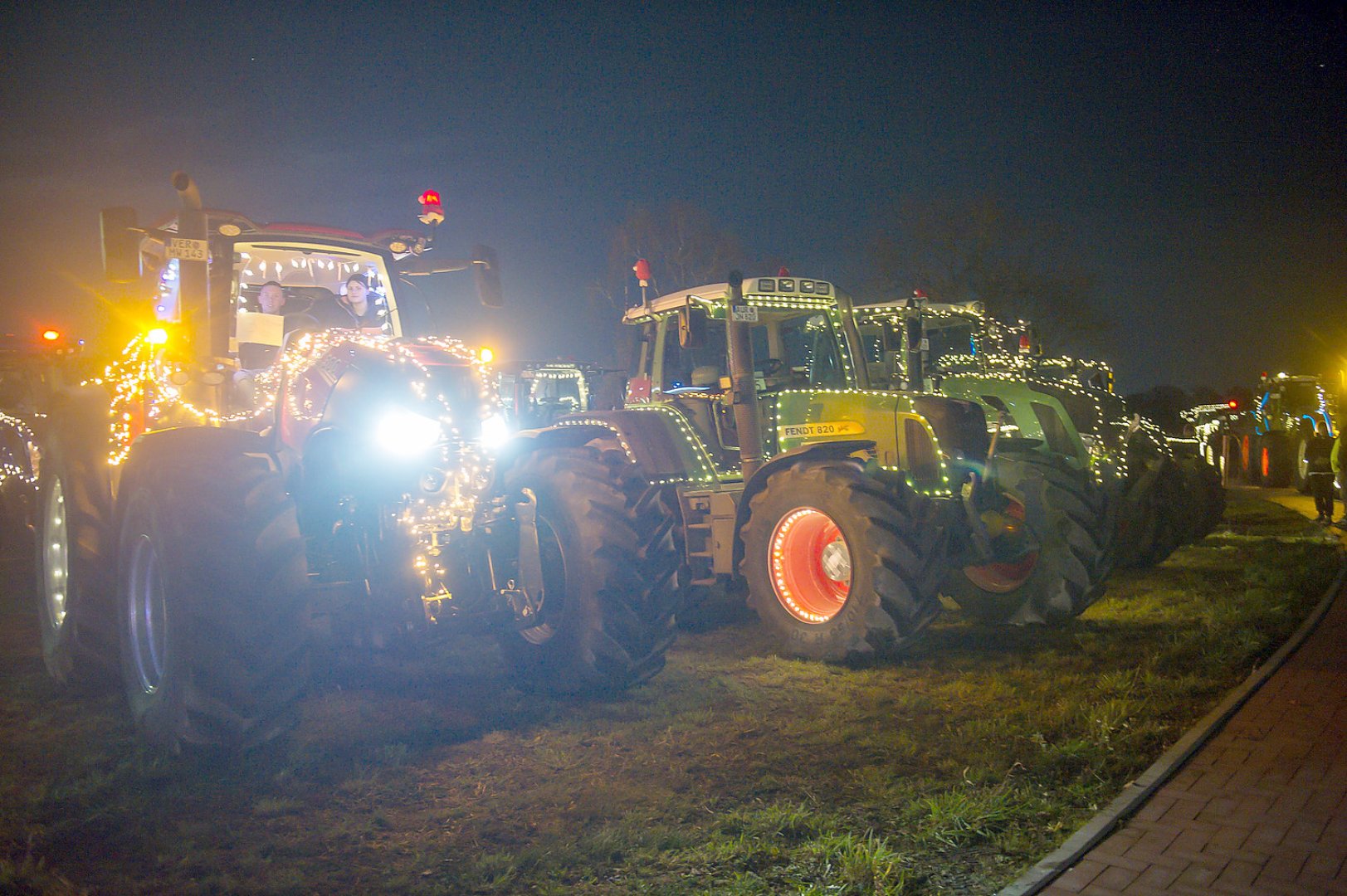 LsV-Lichterkorso: Trecker leuchten auf den Straßen - Bild 10