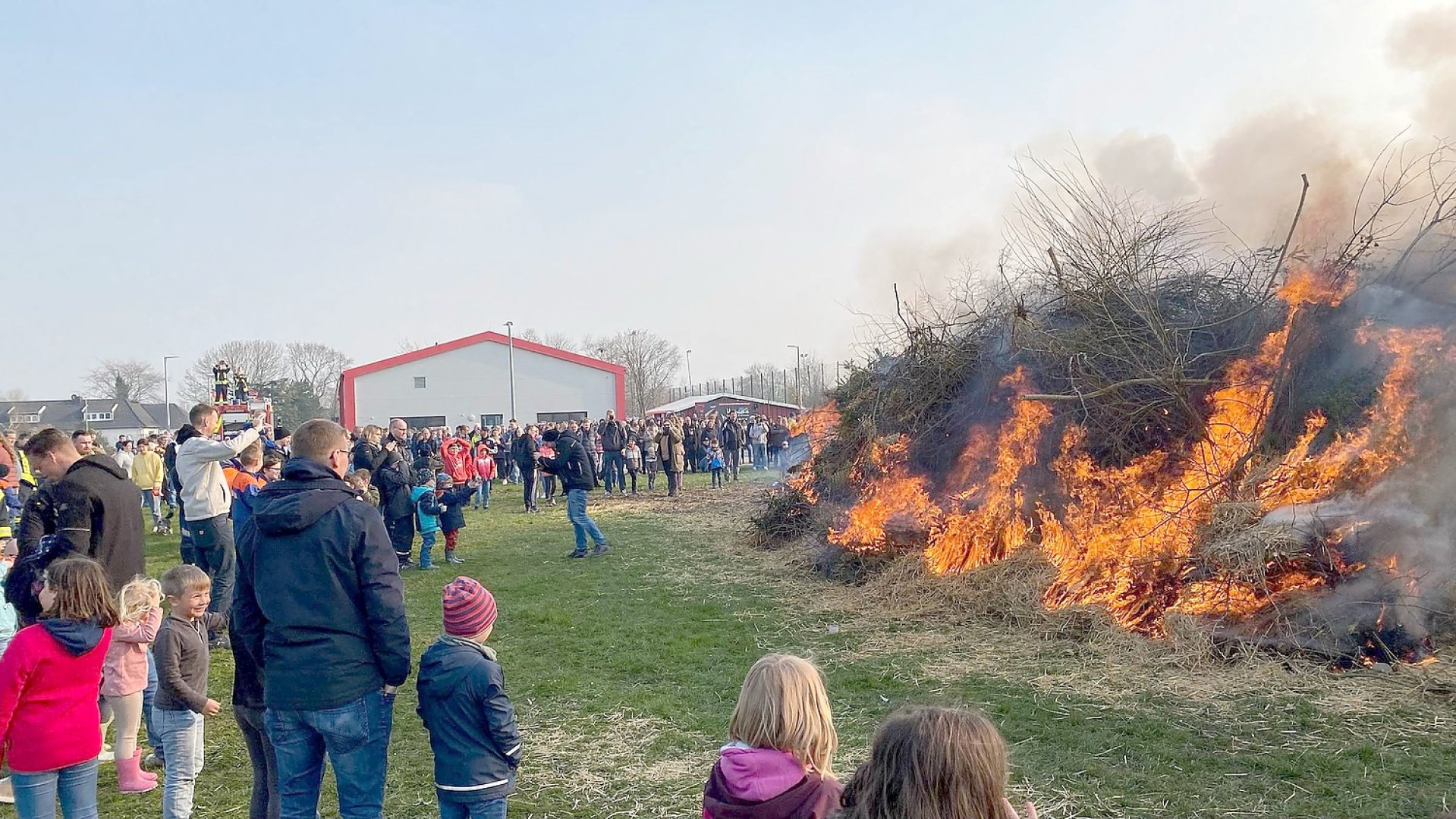 So schön brannten die Osterfeuer in Ostfriesland - Bild 1