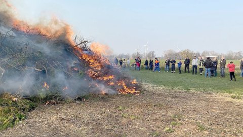 So schön brannten die Osterfeuer in Ostfriesland - Bild 2