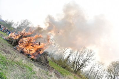 So schön brannten die Osterfeuer in Ostfriesland - Bild 3