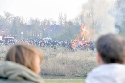 So schön brannten die Osterfeuer in Ostfriesland - Bild 4