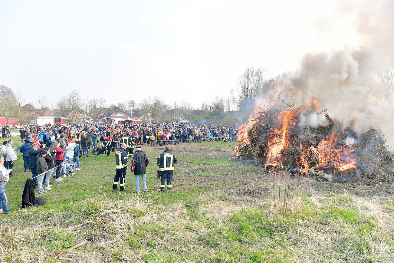 So schön brannten die Osterfeuer in Ostfriesland - Bild 5