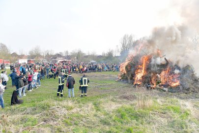 So schön brannten die Osterfeuer in Ostfriesland - Bild 5