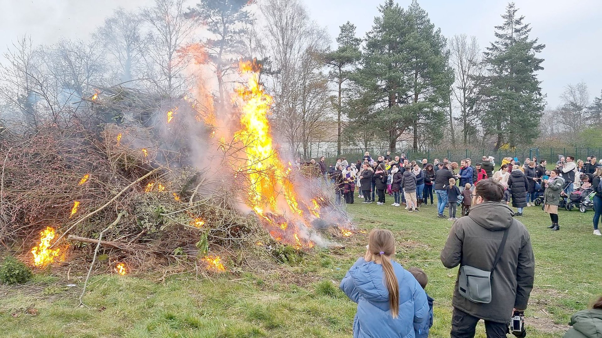 So schön brannten die Osterfeuer in Ostfriesland - Bild 6