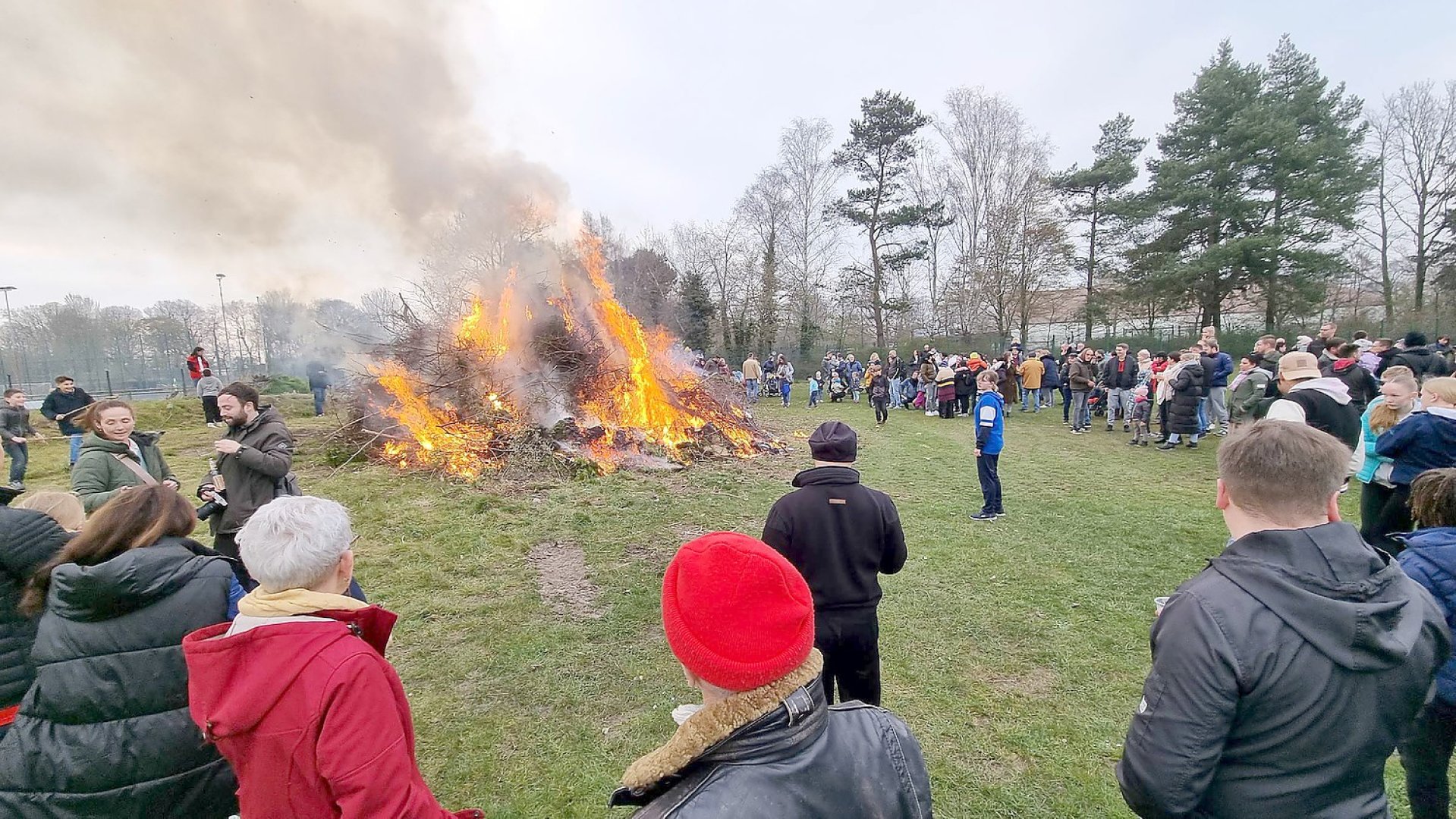 So schön brannten die Osterfeuer in Ostfriesland - Bild 7
