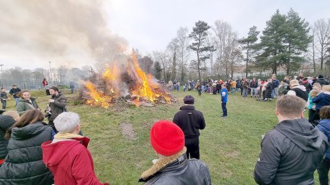 So schön brannten die Osterfeuer in Ostfriesland - Bild 7