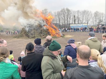 So schön brannten die Osterfeuer in Ostfriesland - Bild 8
