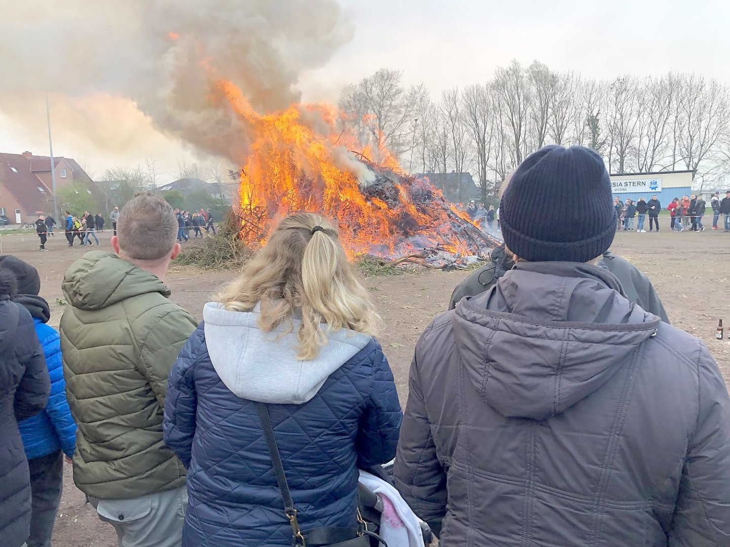 So schön brannten die Osterfeuer in Ostfriesland - Bild 9