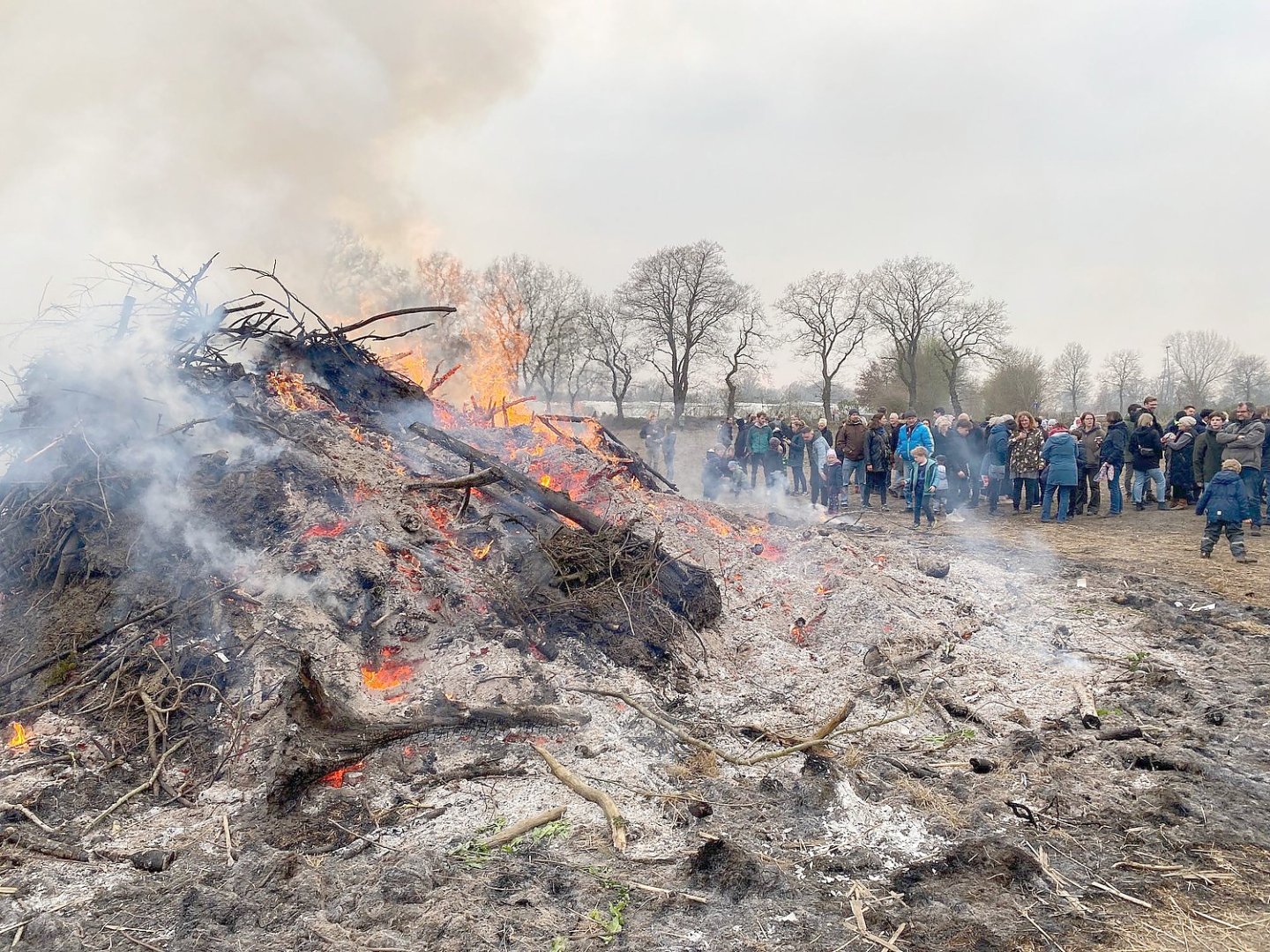 So schön brannten die Osterfeuer in Ostfriesland - Bild 10