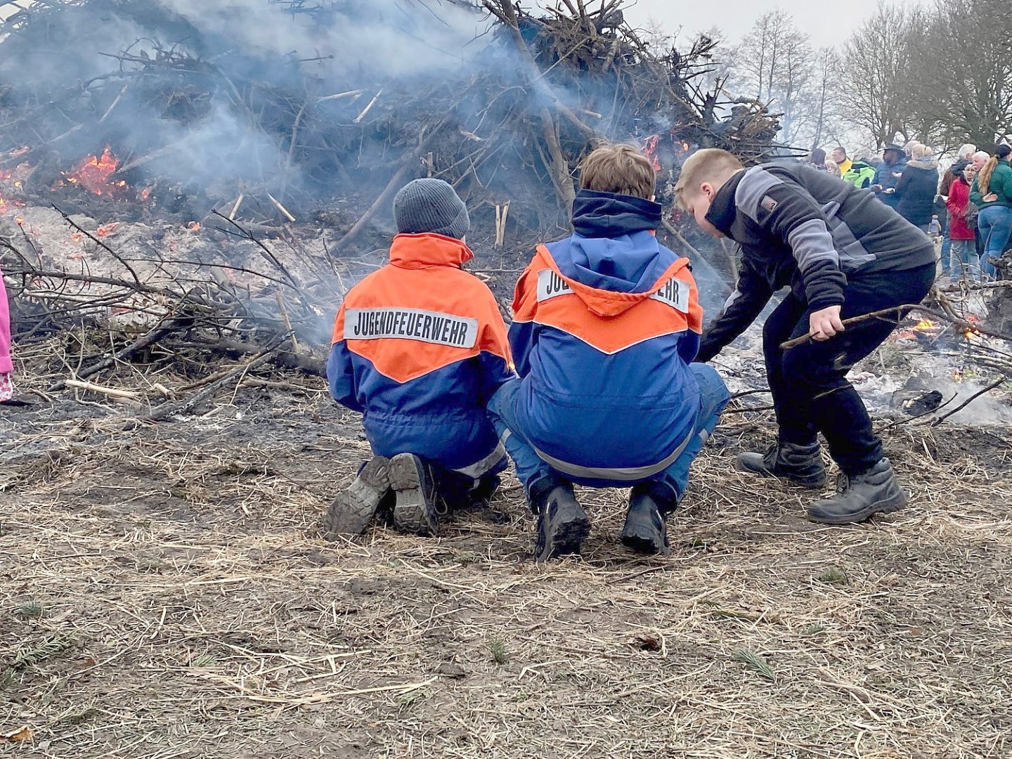 So schön brannten die Osterfeuer in Ostfriesland - Bild 12