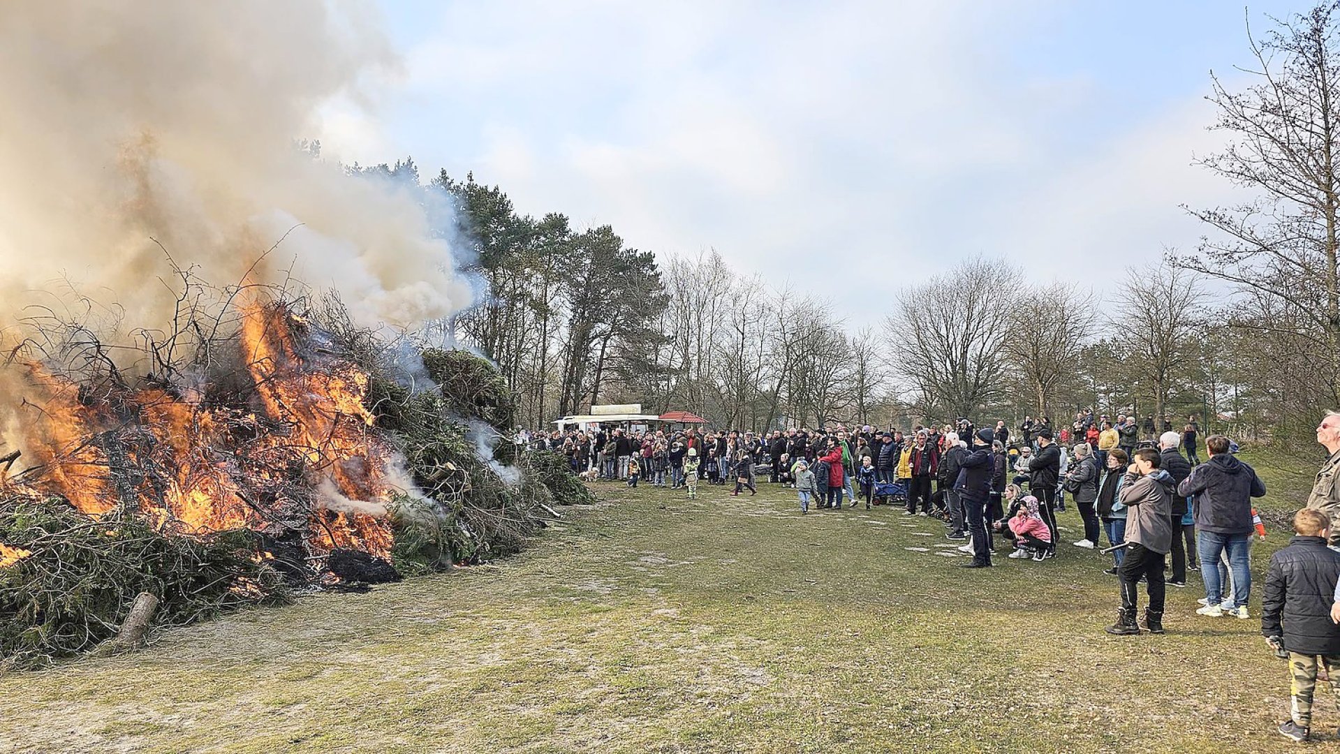 So schön brannten die Osterfeuer in Ostfriesland - Bild 13