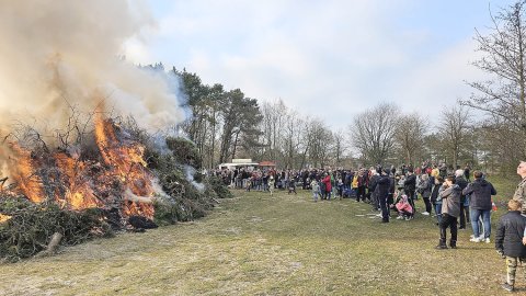 So schön brannten die Osterfeuer in Ostfriesland - Bild 13