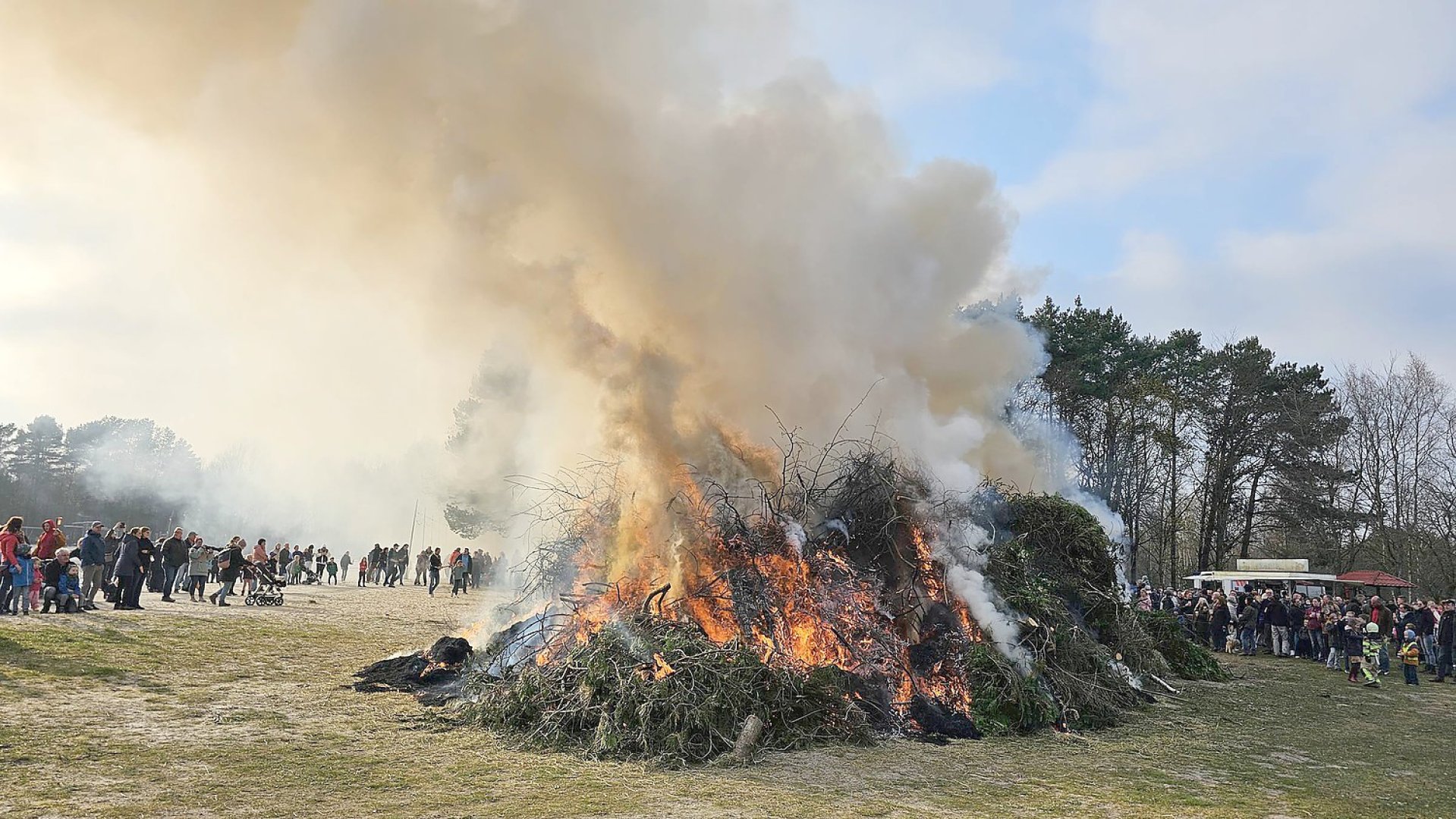 So schön brannten die Osterfeuer in Ostfriesland - Bild 14