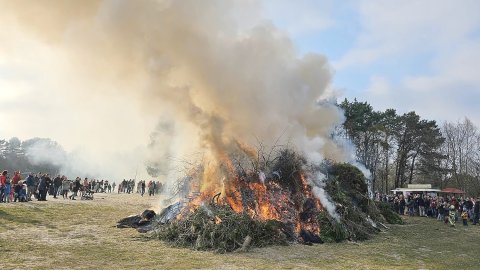 So schön brannten die Osterfeuer in Ostfriesland - Bild 14